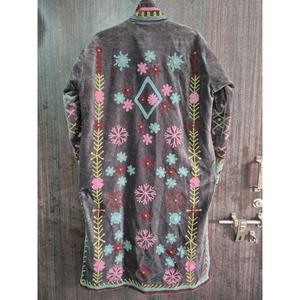 Veste longue brodée à la main Suzani, manteau en velours bohème, vêtement d'extérieur vintage fait main pour femme - Product Image 4