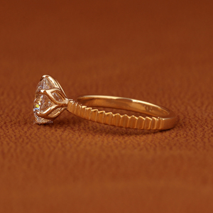 Bague de fiançailles solitaire en or 14K 18K avec diamant de laboratoire rond de 3 carats, sertie à griffes, pour femme, certifiée IGI VS1 VVS, tendance - Product Image 3