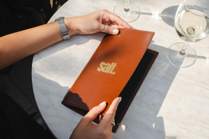 ที่ใส่เมนูหนังพับได้ ทนทาน หรูหรา ระดับมืออาชีพ สำหรับร้านอาหาร คาเฟ่ โรงแรม สำหรับนำเสนอเมนูอาหาร รุ่น LMC-0169 - Product Image 2