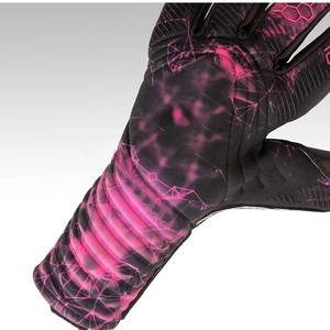 Gants de gardien de but avec zones de protection améliorées pour les paumes et les doigts, et poignet réglable pour une manipulation sécurisée - Product Image 3