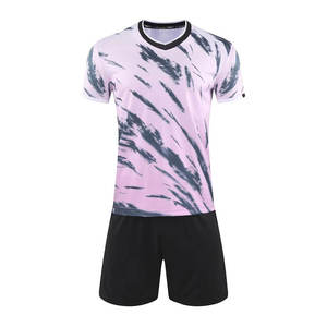 ชุดเสื้อยืดคอวีสีพื้นแบบยูนิเซ็กซ์ กางเกงขาสั้นสีดำ ชุดกีฬาฤดูร้อน ระบายอากาศได้ดี ซับเหงื่อ เป็นมิตรกับสิ่งแวดล้อม ทรงปกติ - Product Image 3
