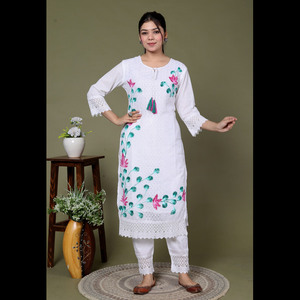 Elegante Conjunto Tradicional de Kurta de Algodón Blanco con Motivos Florales Pintados a Mano y Dupatta con Detalles de Encaje para Bodas Elegantes y Eventos Étnicos - Product Image 5