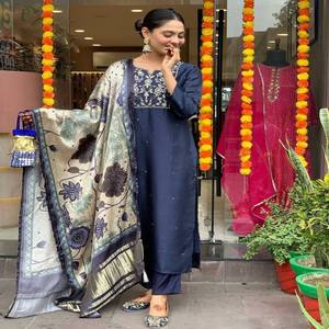 Conjunto de Kurti, Pantalón y Dupatta VASTRA COTTAGE, Bordado en el Cuello, Forro de Algodón, Prendas Étnicas de Tres Piezas Listas para Usar para Mujer - Product Image 3