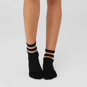 Chaussettes de Pilates personnalisées avec logo pour femmes et jeunes, antidérapantes, avec bordure transparente - Product Image 2