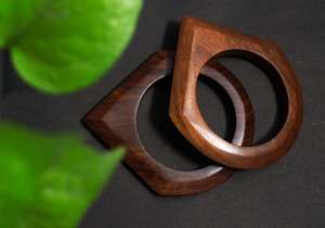 Ensemble de 2 bracelets en bois de sissoo faits à la main, lisses et empilables, bracelets triangulaires et carrés, bijoux géométriques, polis à la cire - Product Image 6