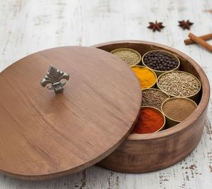 กล่องใส่เครื่องเทศไม้กลมทำมือ – กล่องจัดระเบียบเครื่องครัวอินเดียทรงกลมพร้อมช้อนสำหรับห้องครัว - Product Image 5