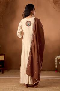 Traje Anarkali de Diseño Festivo con Bordado Pesado y Trabajo Manual - Product Image 5