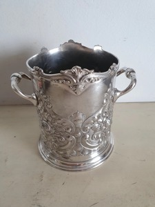 Seau à glace de style royal avec pinces, idéal pour le bar à domicile, le refroidissement du vin, les soirées cocktails, les événements hôteliers et les cadeaux, provenant d'Inde - Product Image 2