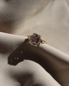 แหวนแต่งงาน/หมั้น วินเทจ ยูนิเซ็กซ์ ทองคำ 14k สีเหลือง ประดับเพชรทรง Emerald Cut พร้อมตัวเรือนแบบ Prong Setting คุณภาพระดับ IGI/GIA เหมาะสำหรับเป็นของขวัญในงานเลี้ยง - Product Image 3