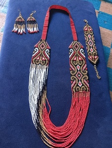 Collier élégant en perles de verre, fait main avec des perles vibrantes, des designs stylés et une artisanat de qualité. - Product Image 2