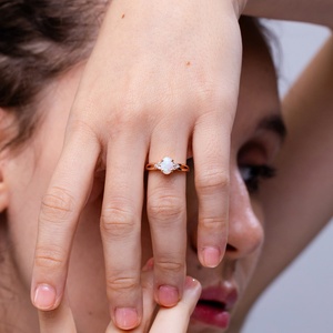 แหวนทองคำแท้ 14K ประดับโอปอลเอธิโอเปียทรงรีขนาด 5*7 มม. พร้อมเพชรทริโอสี H ความสะอาดระดับ SI ติดตั้งแบบ Split Shank Solitaire - Product Image 3