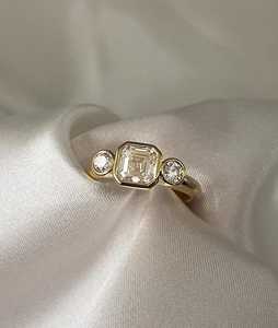 แหวนเพชรทรง Asscher Cut Trilogy สำหรับหมั้นหมาย - เพชรเพาะเลี้ยง 1.82 กะรัต แหวนสามเม็ด - ทองคำแท้หรือเงินแท้ รับรองโดย IGI - Product Image 1