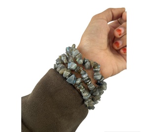 สร้อยข้อมือหินลาบราโดไรต์แกะสลักลายเงา รูปทรงไม่สม่ำเสมอ ประดับด้วยลูกปัดหินกึ่งมีค่า งานฝีมือสำหรับผู้หญิง วันดีไซน์เอิร์ธ - Product Image 1