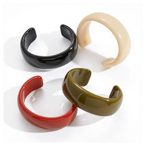 Bracelets manchette uniques en résine acrylique multicolores (noir, rouge, olive et beige) – Bijoux de luxe unisexes pour femme, parfaits pour les soirées - Product Image 4