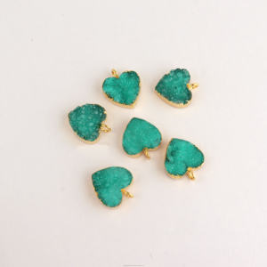 Charmes en forme de cœur en druzy vert faits à la main avec bordure dorée électro-plaquée, pendentif en pierre précieuse pour la création de bijoux - Product Image 1