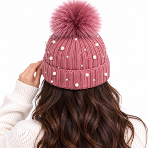 Bonnet d'hiver en tricot côtelé pour femme avec pompon en fausse fourrure et perles, logo métallique personnalisé, casquette tendance, vente en gros, fournisseur de mode B2B - Product Image 4
