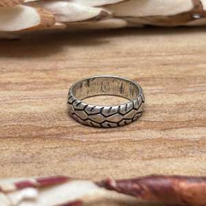 Bague large géométrique minimaliste en laiton pour homme, finition argent oxydé, motif texturé, vente en gros - Product Image 1