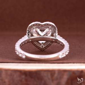 Bague de fiançailles en or blanc avec diamant cœur halo de 3 carats, pierre centrale cultivée en laboratoire et bande pavée - Product Image 3