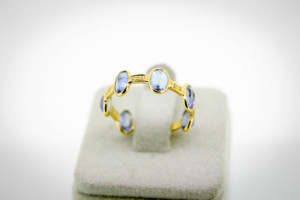 Anillo de Tanzanita Azul Violeta Natural y Racimo de Diamantes en Oro Amarillo Sólido de 18K, Anillo de Perfil Bajo con Halo de Flores y Gema Ovalada - Product Image 1
