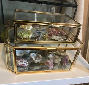 Boîtes de rangement décoratives en métal et verre faites à la main et personnalisées avec cadre métallique pour organiser les bijoux et les boîtes à bijoux en verre. - Product Image 5