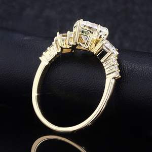Anillo de compromiso de tres piedras con moissanita, oro rosa, estilo Art Deco, conjunto de 6 garras, RITZIN Bridal - Product Image 4