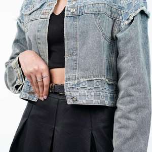 Chaqueta Vaquera de Moda para Mujer con Estampado Geométrico, Bordes Deshilachados, Cuello Camisero, Manga Larga, Corte Corto, Estilo Otoñal - Product Image 2