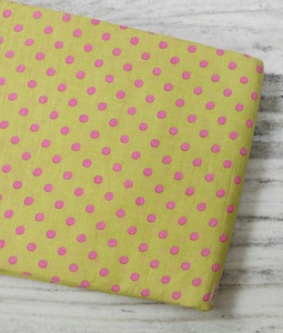 Tissu en coton doux tissé à imprimé floral, respirant, écologique, de couleur jaune avec motif à pois roses pour la confection de vêtements - Product Image 1