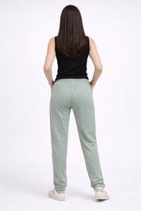 Pantalones deportivos verdes para mujer con corte ajustado y relajado, confeccionados con una tela de mezcla de algodón transpirable de primera calidad que ofrece comodidad. - Product Image 3