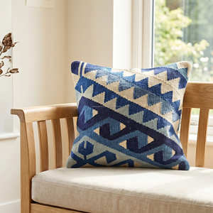 Housse de coussin décorative Kilim en terre cuite pour intérieurs rustiques, fermiers et modernes du désert - Product Image 2