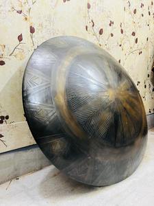 Escudo Decorativo Medieval de 22 Pulgadas con Acabado Negro y Dorado | Escudo de Pared de Acero Grabado | Escudo Decorativo de Estilo Vikingo y Guerrero Antiguo - Product Image 2