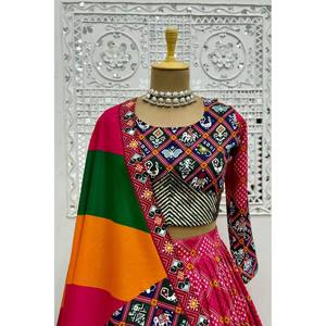 Magnifique Lehenga Choli taille XL, imprimé numérique fantaisie avec broderie et travail de séquence - Product Image 2