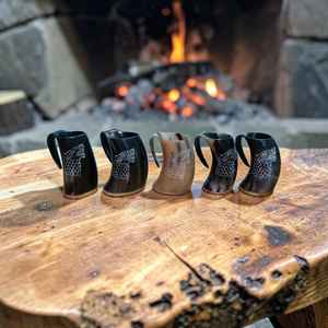 Taza de cuerno de lobo vikinga tallada a mano de lujo, estilo medieval de fantasía, a precio económico. - Product Image 1