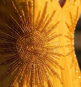 Vestido de Noche Amarillo de Sirena con Adornos Hechos a Mano, Cuello en V Profundo, Manga Larga, Vestido Formal, Fabricante, Venta al Por Mayor - Product Image 3