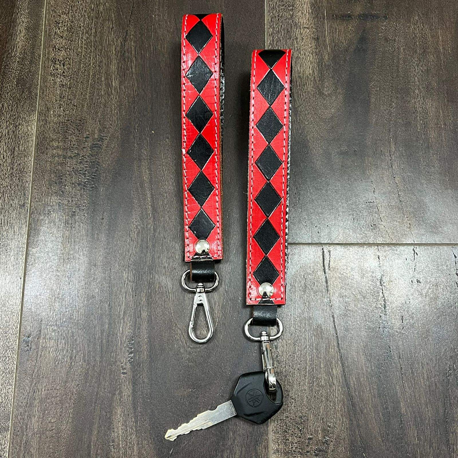 À carreaux noirs et rouges