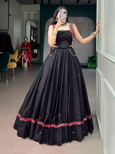Ensemble Lehenga Choli en coton premium pour femmes avec travail miroir, détails en dentelle Kutchi, pompons faits main et jupe évasée de 5 mètres - Product Image 4