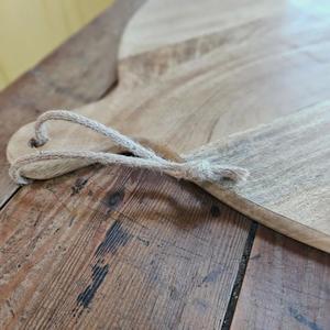 Planche à découper ronde en bois d'acacia, épaisse, résistante aux couteaux, finition lisse, idéale pour couper, servir et une utilisation élégante en cuisine - Product Image 4