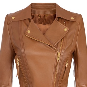 Chaqueta de moto de cuero genuino marrón para universidad, corte ajustado, estilo crop, con herrajes dorados OEM y cremallera asimétrica. - Product Image 2