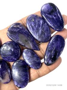 พลอยชารอยต์สีม่วงธรรมชาติทรงหลวมแบบคาโบชอง รูปทรงและขนาดคละกัน ประมาณ 20 ถึง 30 มม. - Product Image 2