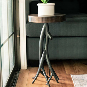 Mesa Auxiliar Rústica Moderna Hecha a Mano con Detalles de Hierro y Tapa de Madera de Nogal Sólido, Base Artística de Metal con Diseño de Rama de Árbol, para Sala de Estar o Esquina del Sofá - Product Image 1