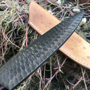 Cuchillo de chef de acero de Damasco con mango de madera y hoja con diseño estampado - Product Image 2