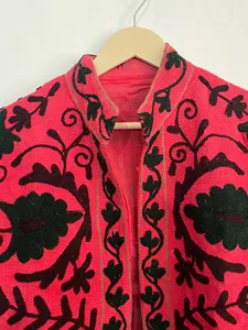 Veste courte en coton brodé Suzani rose et noir, style bohème chic, motif floral ethnique, pour femmes, idéale pour les festivals - Product Image 3