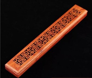 Quemador de incienso clásico de madera pulida diseñado para rituales de fragancia tradicionales y un ambiente doméstico tranquilo. - Product Image 3