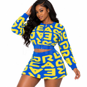 Ensemble haut court et mini-jupe tricotés avec imprimé lettres bleu et jaune HMR Sisterhood Sorority, manches longues, col rond, fermeture éclair - Product Image 1