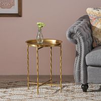 Table d'appoint élégante en métal finition or avec plateau en marbre pour une décoration de salon stylée