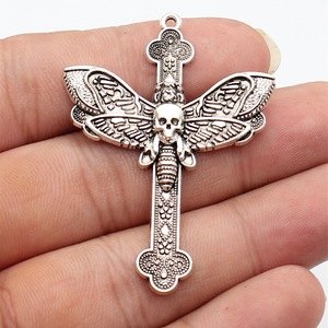 Colgante de Calavera con Cruz de Mariposa Fatale, 54x40mm, de Aleación de Plata Antigua, para Borla de Marcapáginas Gótico - Product Image 1