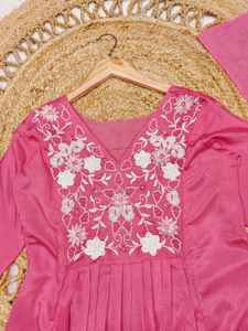 ลายดอกไม้ Chinon anarkali kurti งานปักลวดลายสวยงามเงาสบายเหมาะสำหรับงานเทศกาลและงานตอนเย็น - Product Image 2