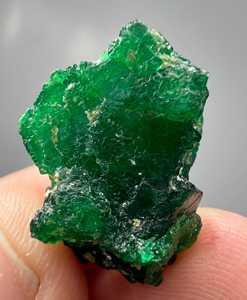 Cristal de Esmeralda Verde de Alta Calidad, Clúster Natural de Swat, Pakistán, Espécimen Mineral para Coleccionistas - Product Image 3