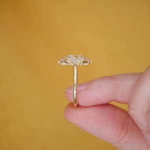 Anillo de compromiso de oro de 14k con diamante cultivado en laboratorio de corte esmeralda de 2.20ctw, estilo Art Deco, con mosaico de racimo redondo, venta al por mayor, directo de fábrica. - Product Image 4
