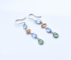 Pendientes Colgantes Hechos a Mano con Zafiro Multicolor Natural de Corte Rosa en Oro de 18K, Arcoíris Etéreo - Product Image 2