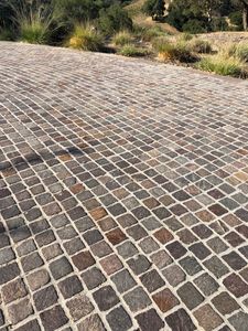 Dalles de pavé en grès sablé, finition mate, design moderne, découpe sur mesure pour usage extérieur, terrasse extérieure - Product Image 1